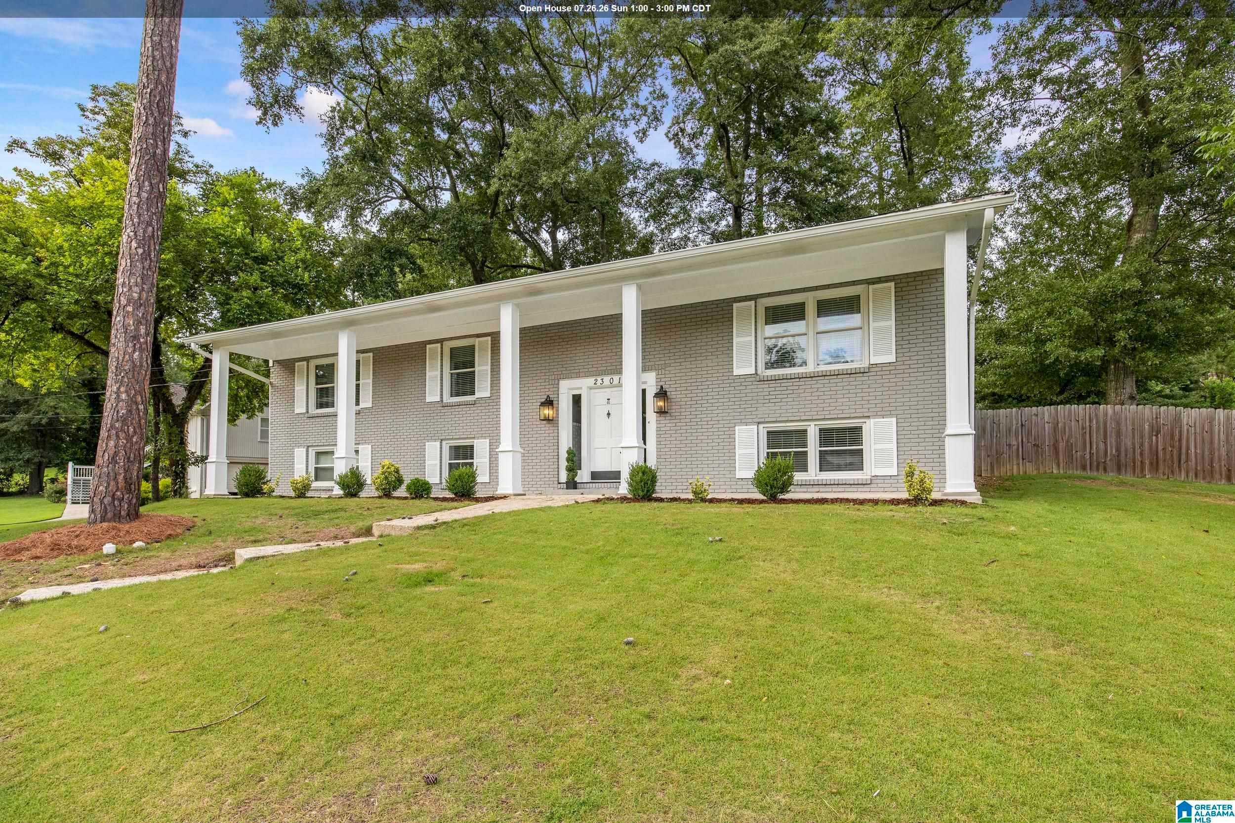 16 homes on the market now in Birmingham (July 24-26) 5 Photo of 2301 CROSSGATE TRAIL VESTAVIA HILLS
