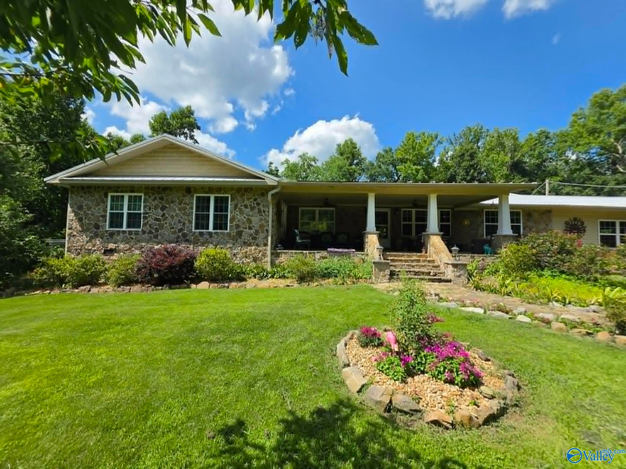 House hunting in Huntsville? Take a look at these 13 homes on the market right now 14 Photo of Vinemont